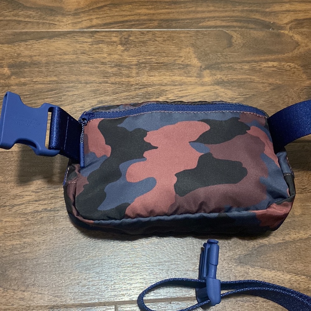 Lululemon Everywhere Belt Bag Heritage 365 Camo Smoky Red Night Sea Multi - Picture 3 of 10